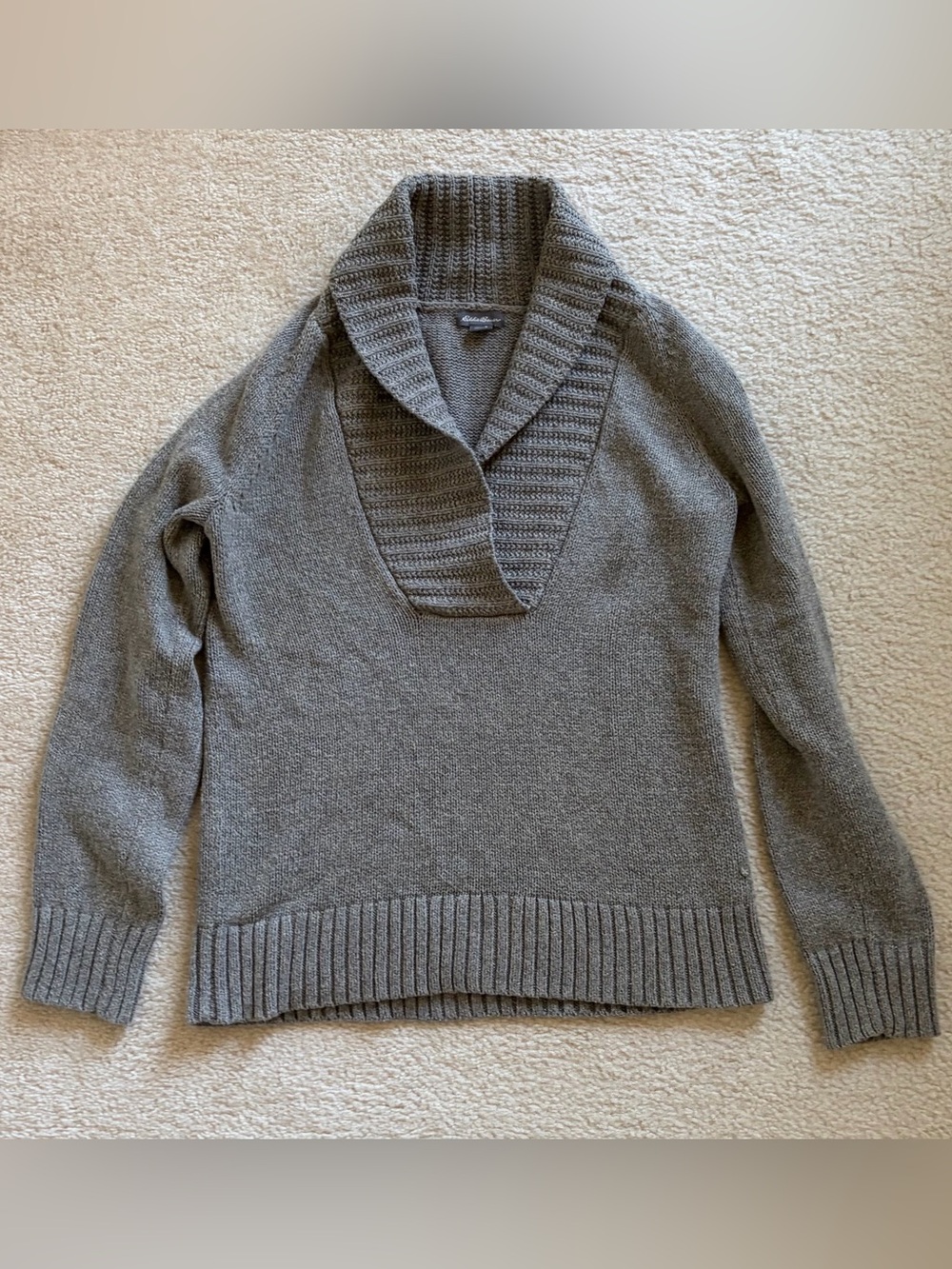 Women’s Eddie Bauer V-Neck sweater. Small.